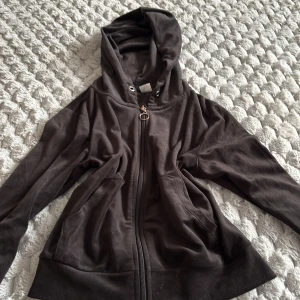 Brun fleecehoodie från Gina Tricot XS - Mysig brun hoodie i fleece från Gina Tricot, storlek XS. Tröjan har dragkedja med cool ringdetalj, huva med metallöljetter och två fickor framtill. Perfekt för chill dagar eller när du vill vara extra bekväm.