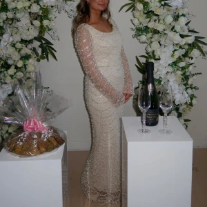 Förlovnings klänning  - Säljer min förlovnings klänning som är endast använd under en natt. Den är i bra skick.  Storlek: 38 men är inte så stor i storleken så passar mig som vanligtvis har 36, jag är 168 cm lång som referens. Pris: 2000 kr köpt för 3800 kr