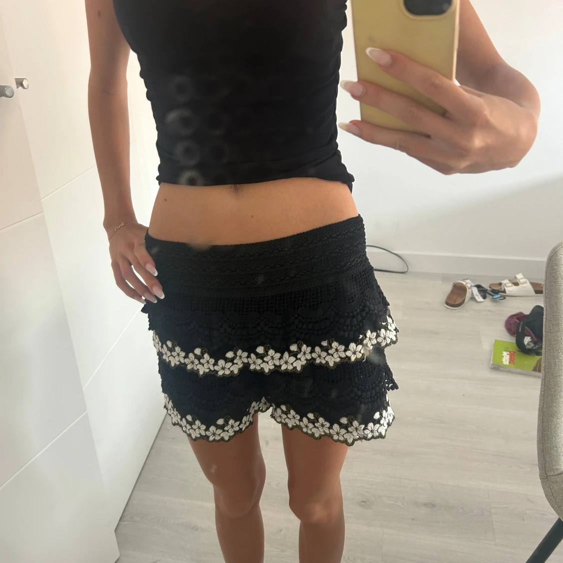 Svart spetsshorts med blommor