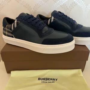 Burberry Sneakers - Säljer ett par sköna Burberry skor i skick 10/10   Allt fås med på bild   Storlek 43   tveka inte på att höra av er vid fler frågor  mvh