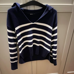 Randig stickad  - Söt randig stickad tröja från Gina Tricot i storlek S. 