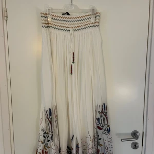 Vit långkjol med broderi från Zara - Använd fåtal gånger, är som ny. 