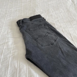 Replay Anbass jeans mörkgrå - Tja, säljer dessa snygga replay Anbass jeans eftersom att de inte passar mig🔥W31 L34 Mycket bra skick! Nypris ca 1600kr. Hör av dig vid minsta fundering!!!
