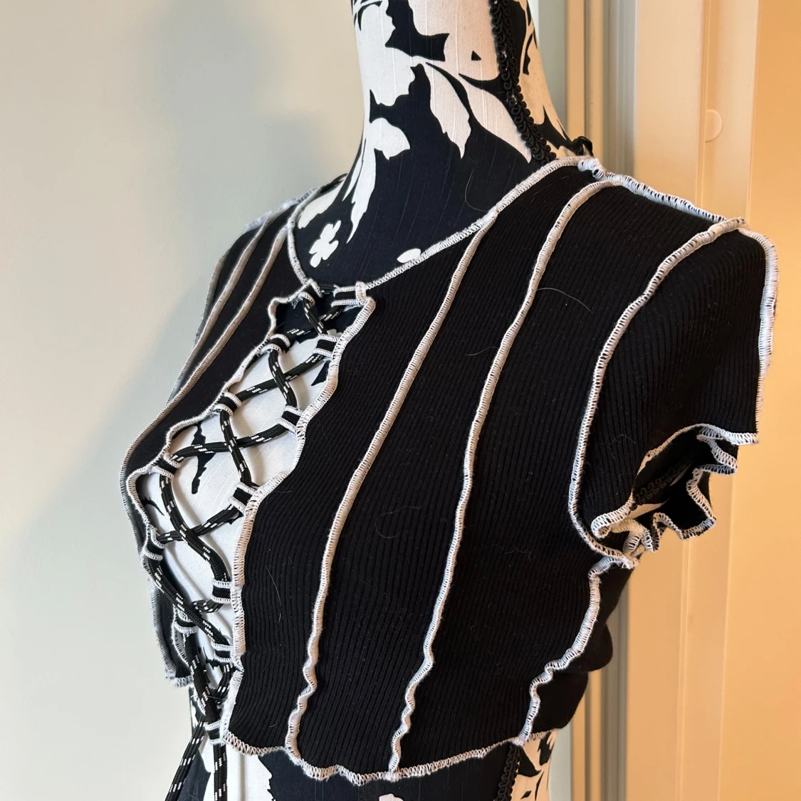 Svart snörad croppad topp Divided - 1