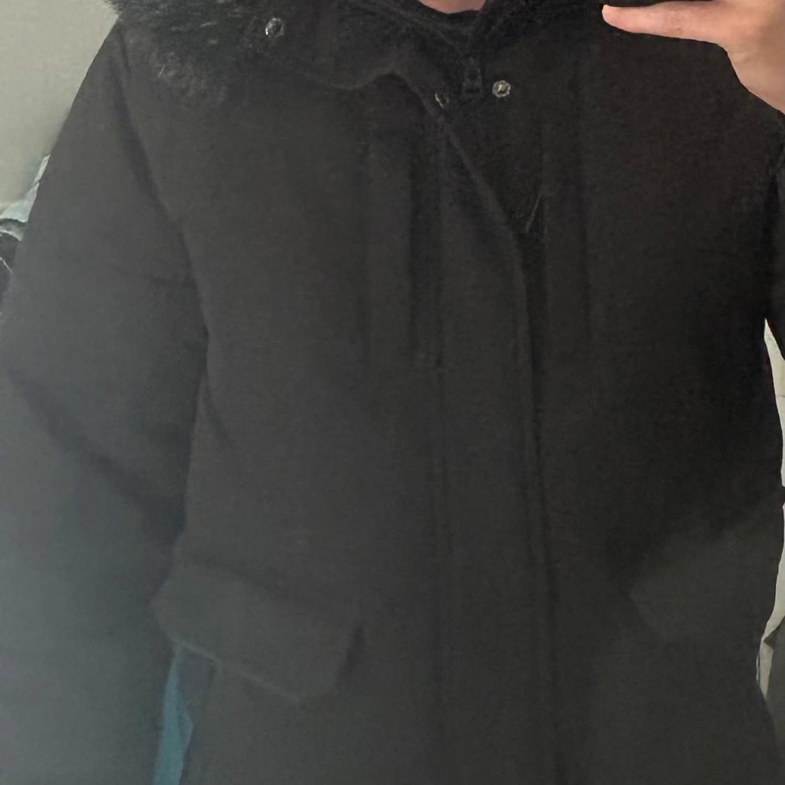 Svart pufferjacka med fuskpäls från McKenzie - 4