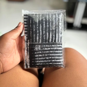 Olinjerad anteckningsbok med svartvitt omslag - En stilren anteckningsbok med svartvitt, grafiskt omslag. Perfekt för dig som vill skriva ner tankar, idéer eller skisser. Liten och smidig att ta med överallt – passar både till skolan och på fritiden. Följ oss för mer på Instagram; @shop_with_tyra