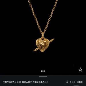 Maria Nilsdotter TUVSTARR'S HEART NECKLACE - Intressekoll på mitt älskade Maria Nilsdotter halsband i (jag tror) längd 50. Köpt för knappt 3 år sedan på butiken i NK gallerian. Har lämnats in på butiken för att pläteras om i december 2023 och har hållt sig fint sen dess. Se bild 3 där lite av det guldiga försvunnit men går att lämna in hos en guldsmed för att plätera om. Box medkommer. Nypris 3 695 💕