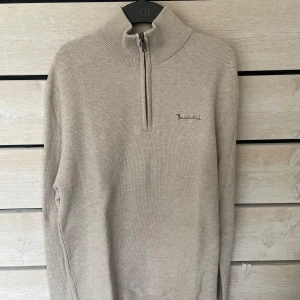 Beige stickad half zip-tröja från Bondelid  - Säljer nu en stickad tröja från bondelid som enbart är använd ett fåtal gånger. Säljer då den var för liten för mig. Priset går att diskutera!