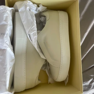 Vita sneakers från Axel Arigato - Stilrena vita sneakers från Axel Arigato i storlek 39 köpte för ville ha men har bara blivit liggandes endast testade 