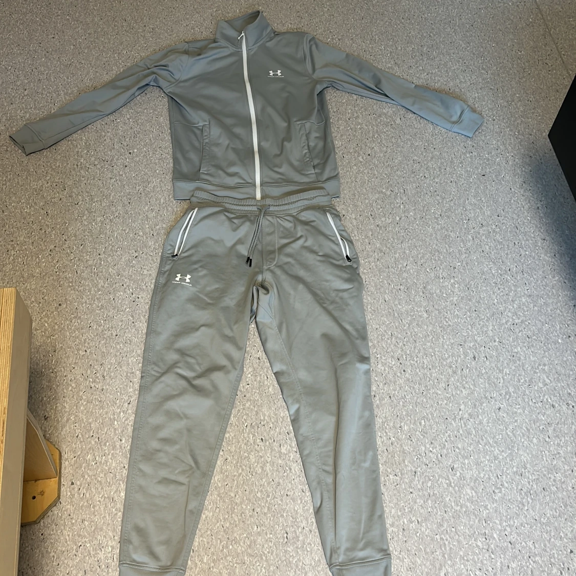 Grå mjukisbyxor från Under Armour