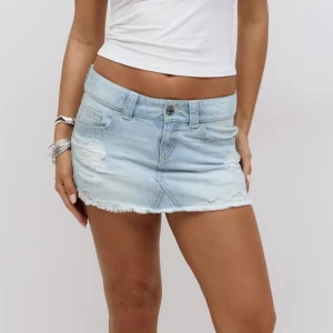 Ljusblå jeanskjol med slitningar - Lågmidjade jeans kjol. Helt ny med prislapp slutsålda online. Skriv privat för flera frågor!