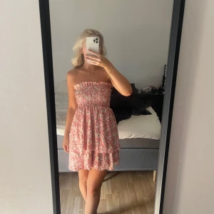 Sommarklänning  - Blödig superfin luftig klänning knappt använt den 