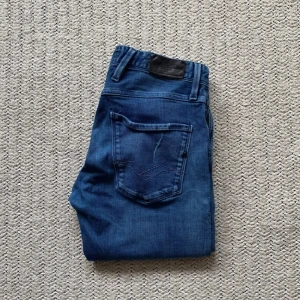 Replay Anbass  - Replay Anbass jeans, storlek w29 o längd 32, hyfsat bra skick finns mycket kvar o ge, lägg bud eller köp direkt!!