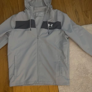 Under armour vindjacka - Tja säljer nu min sprillans nya under armour vindjacka då den är lite stor för mig!, använd 2 gånger max!. Skriv för mer info! 