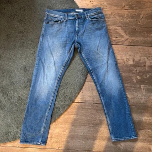 Tiger of sweden jeans  - Tiger of sweden jeans i modellen pistolero,  näst intill helt nya strl 33/30 jätte fina jeans att ha till sommaren köpta på Åhléns Stockholm för 2 månader sedan. 