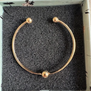 Guldarmband med kulor - Säljer detta superfina armband, finns en liten fläck (se sista bilden) annars är den i superfint skick!💕💕