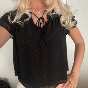 Blus - Svart prickig blus ifrån Zara, fint skick!