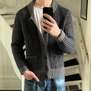 stickad cardigan - Säljer en unik grå stickad cardigan från Replay. Cardiganen är i väldigt bra skick 10/10🤩Hör av dig vid intresse! 💫