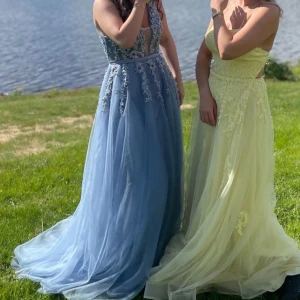 Balklänning  - Säljer min fina blåa balklänning med v-ringad urringning och spetsdetaljer. Klänningen har en öppen rygg och ett lite släp 💙kan skicka fler bilder om det önskas ☺️finns även matchande fluga och servett som kan skickas med. Pris går att diskuteras! 