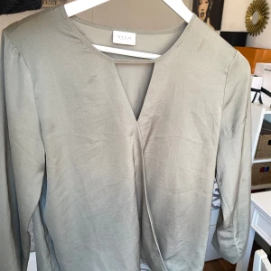 Fin grön  vila blus - Fin grön vila blus köpt för länge sen . Kom ej till användning så säljer den här. Inga defekter eller några problem . Jätte fin aldrig använd