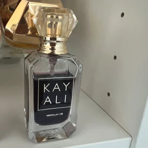 Kayali Vanilla 28 Parfym - Elegant parfymflaska från Kayali med doften Vanilla 28. Perfekt för den som älskar en söt och varm vaniljdoft. 10ml 