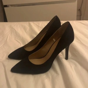 Svarta klackar från H&M - Säljer då de inte kommer till användning! Inga skador!