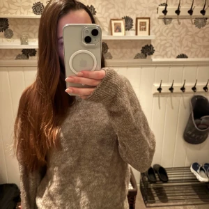 Brun stickad tröja - Mysig brun stickad tröja med långärmad design. Perfekt för kyligare dagar och ger en avslappnad look. Passar bra till skolan.