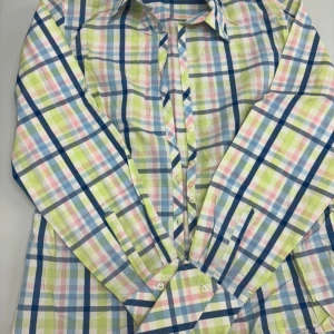 Rutig skjorta i pastellfärger - Snygg rutig skjorta i pastellfärger med långa ärmar och knappar framtill. Skjortan har en klassisk krage och ett färgglatt mönster i blått, grönt och rosa. Perfekt för en färgglad stil.