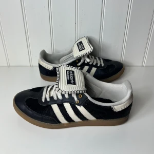 Adidas Wales Bonner - Adidas samba collab med designer Wales Bonner. Skon är svart med delar av skon som är ”ko skinn” (se bild). Skon är storlek 44 men passar mig som har 43. Finns ej tillgängliga längre. 🙌 Kom med prisförslag och hör av er vid frågor.  Se fler bilder på min vinted: wilmer02849