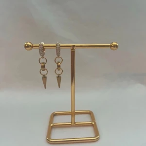 Örhängen  - Super snygg örhängen! Finns i guld men kan göra liknande i silver.  Köp för 109kr/st Eller 199kr/paret. Modell 129 Smyckes ställningen finns även att köpa för 299kr!