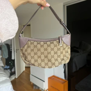 Gucci väska  - Jättefint skick! Köpt från collectors cage och därmed är den garanterat äkta. Ett collectors cage kort som bekräftar auntencitet medföljer självklart!