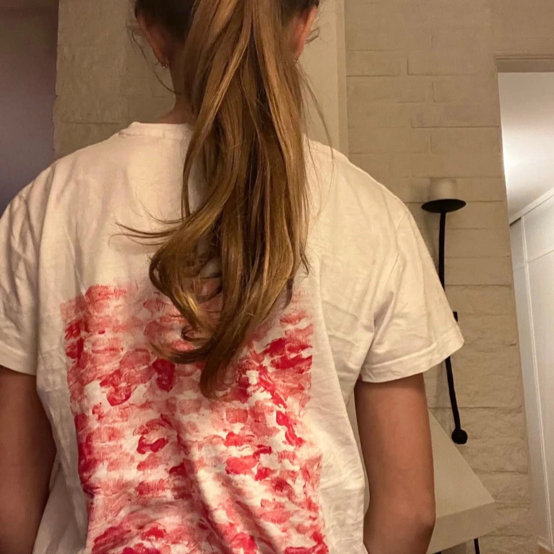 Vit t-shirt med rött tryck - 1