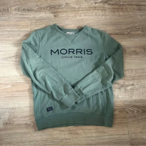 Morris tröja  - En snygg tröja i bra skick förutom en liten defekter längst sömmen på bild 4. hör av er vid frågor annars är det fritt fram att använda ”köp nu”.