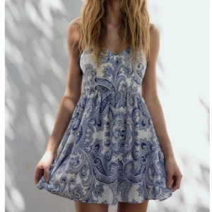 Klänning från Zara  - Super söt mönstrad klänning från Zara. Köpt 2023 men endast använd 3 gånger. Storlek M men passar mig som brukar bära S. 