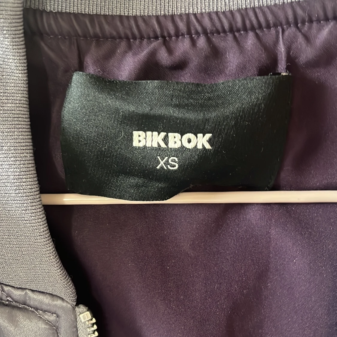 Grå quiltad bomberjacka från Bik Bok - 2