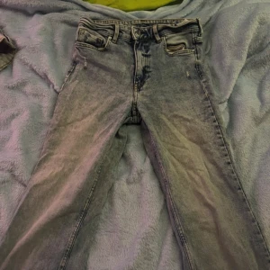 Bootcut jeans i denim - Snygga bootcut jeans i en klassisk blå denim. De har en hög midja och en stilren design med fem fickor och knappgylf. Perfekta för en avslappnad stil.