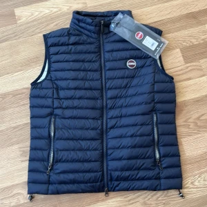 Mörkblå dunväst från Colmar - Tjena!! Säljer nu denna colmar västen då den är för stor. Denna väst passar riktigt bra nu till våren när det börjar bli varmt. Priset är diskuterbart. Hör bara av dig vid minsta lilla fråga!! Köpet sker sedan via ett annat plick konto!!