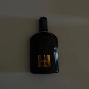 Tom Ford Black Orchid Parfym - Säljer en Tom Ford Black Orchid Parfum 50 ml. Använd till där strecket är på sista bilden. Doften är lyxig och unik, perfekt för dig som vill sticka ut. Original Pris 1600kr så det är ett kap! 