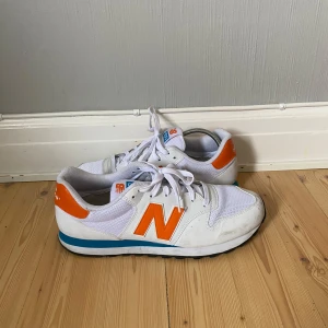 New Balance skor - Säljer ett par vita sneakers från new balance. Skorna är i modellen 500. De är använda max 10 gånger och går inga defekter. 