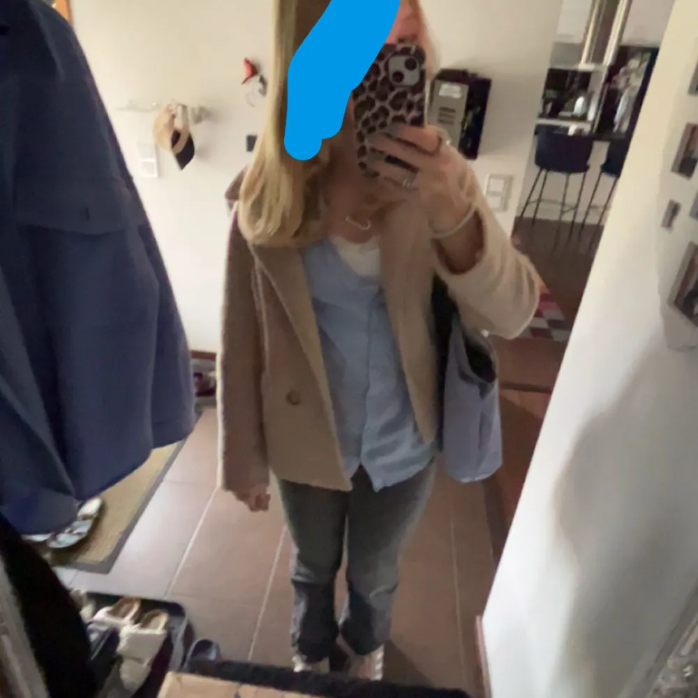 Säljer en ljusblå blus med korta ärmar och fina spetsdetaljer längs halsringningen. Blusen har knappar framtill och en lätt ribbad struktur. Den är köpt i London på marknad❤️ storlek M men passar mig som har xs-s skriv om fler frågor!. Yläosat.