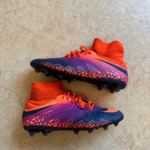 Nike hypervenom  - Snygga fotbollsskor från Nike i en iögonfallande orange och lila färgkombination. Dom är i strl 44 men passar även 43, 