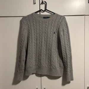 Stickad Ralph lauren tröja - Väldigt bra skick, inga defekter osv. Passar mig bra som är 174. Skriv för fler bilder eller frågor 😁