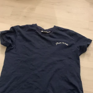 Marinblå T-shirt,storlek 146/152 - Använd-1-2 gånger. Inga hål eller skador på tröjan