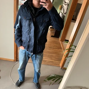 Fieldjacket från Racing Green - Säljer en unik och sjukt snygg fieldjacket från de brittiska märket racing green. Jackan är i mycket bra skick och i size M.