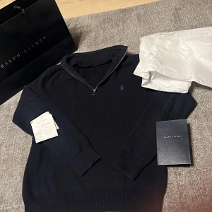 Polo Ralph Lauren half zip (helt ny) - Säljer nu min tröja som jag fick i present men aldrig använt. Säljer den för jag har en exakt likadan. Tröjan är därför i nyskick och allt og medföljer. Nypris 2200(kolla kvitto) Bara höra av er för fler bilder eller frågor 