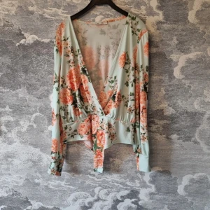 Blommig body från NLY One - Turkos v-ringad body med blommor i storlek M från NLYONE. Bodyn är använd vid två tillfällen och är i mycket bra skick. Jag hittar ingenting att anmärka på. #vglasselm #body #nlyone