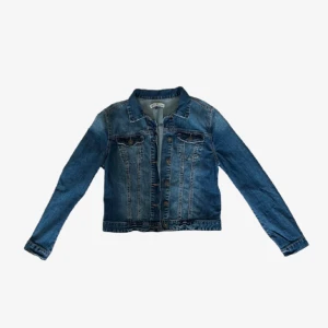 Jeansjacka från Hampton Republic - Snygg jeansjacka från Hampton Republic i klassisk blå denim. Jackan har långa ärmar och knappar framtill samt på ärmsluten. Perfekt för en nu till sommaren.