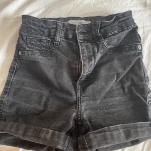 Svarta jeansshorts från gina - Snygga svarta jeansshorts från gina. Använda men fortfarande i bra skick. Säljer då jag inte längre använder dom. Storlek xs