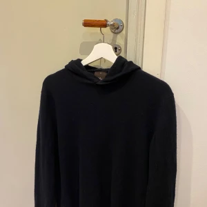 Oscar Jacobson Pascal hoodie kashmir  - Säljer min Oscar Jacobson Kashmir hoodie i färgen mörkblå. Väldigt fint skick. Kom pm för fler bilder.