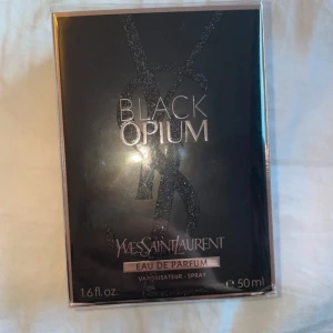 Black Opium Eau de Parfum 50 ml - Säljer en elegant och mystisk Black Opium Eau de Parfum från Yves Saint Laurent. Flaskan innehåller 50 ml av denna ikoniska doft, känd för sina djärva och sensuella noter. Perfekt för den som vill ha en sofistikerad och modern parfym.